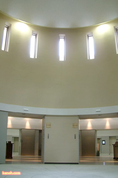 中央ホールから左右対称の告別室方向