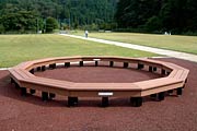 三條機械スタジアム前の芝生広場に設置したサークルベンチ