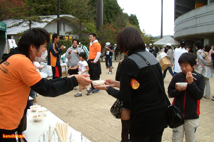 おもてなしの三条産ナシや鍛冶雑炊を味わうランナー