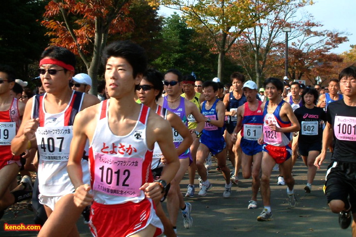 紅葉の街路樹のなか、いっせいにスタートするランナー