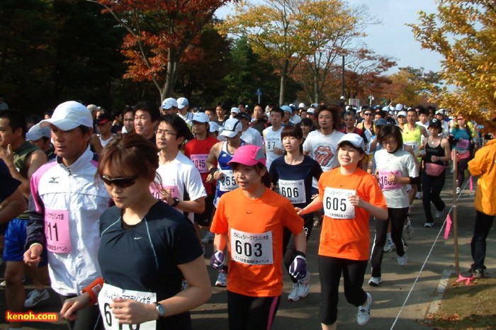 紅葉の街路樹のなか、いっせいにスタートするランナー