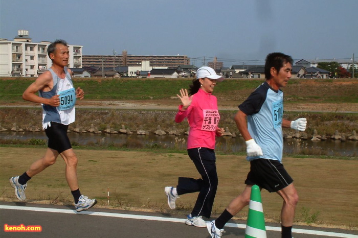 走りながら市民に手を振る千葉さん