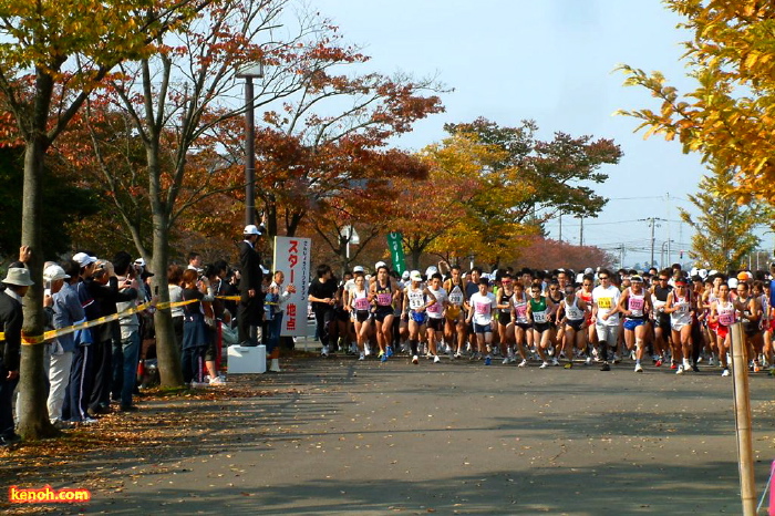 紅葉の街路樹のなか、いっせいにスタートするランナー