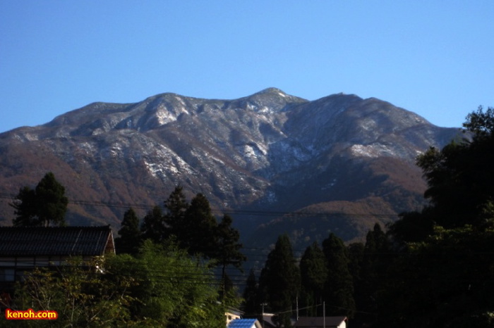 初冠雪の粟ヶ岳
