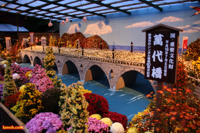 弥彦菊まつりの大風景花壇「萬代橋」