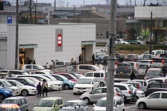 創立60周年キャンペーンがスタートしたユニクロ燕三条店の混雑