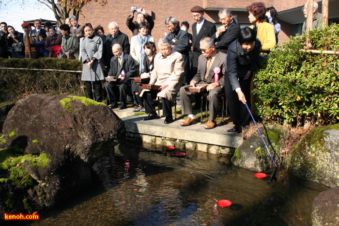 第一回諸橋轍次博士記念漢詩大会で全国から集まった受賞者による流觴曲水