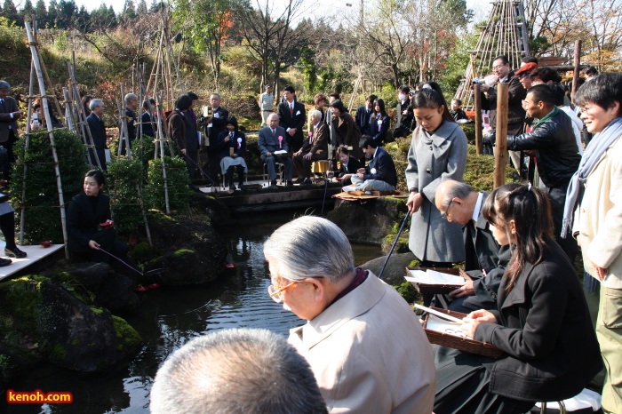 第一回諸橋轍次博士記念漢詩大会で全国から集まった受賞者による流觴曲水