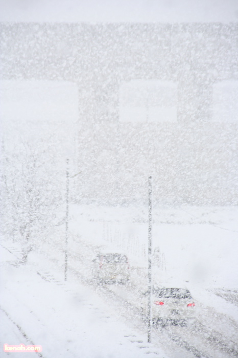 三条市上須頃、季節はずれの本格的な雪