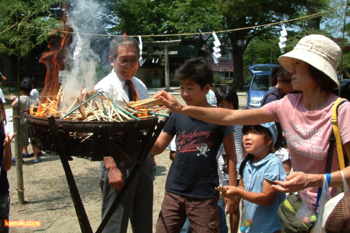 県央食協三条支部が三条市・八幡宮ではし供養祭