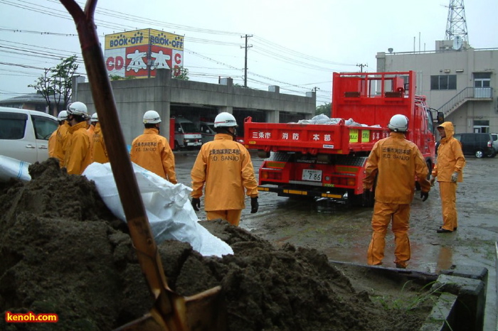 土嚢を積んで市内の冠水箇所に向かう消防 (1)