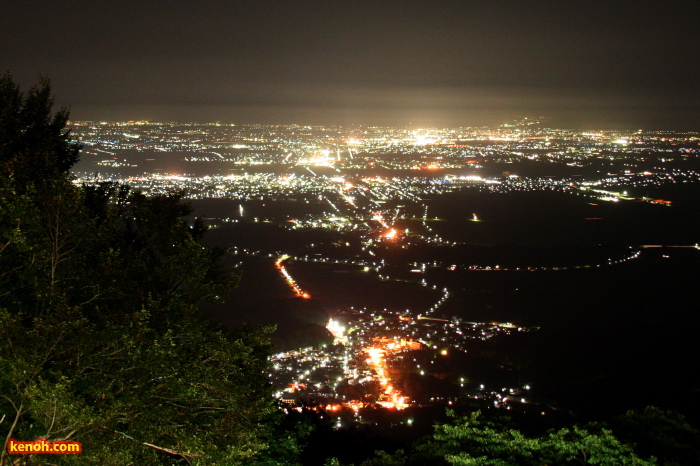 8月15日まで行われた「弥彦山　夜景＆星空クルーズ」で弥彦山頂から望む夜景