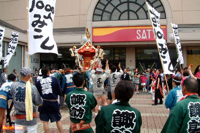 飛燕夏まつり協賛会燕1000人みこし実行委員会が燕地区内のスーパーや施設8カ所を純金みこしとよさこいソーラン隊の総勢170人で巡回してまつりをPR
