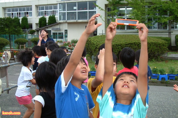 大崎小学校2年生も屋外に出て日食を観察