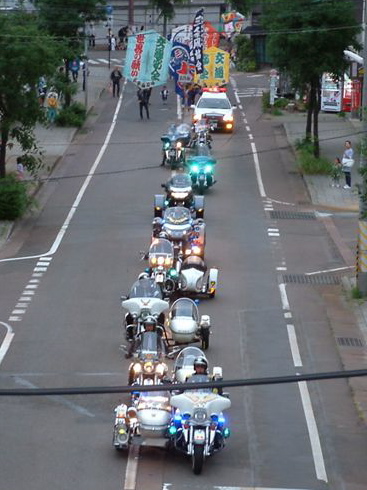 三条凧合戦前夜祭、パレードを先導するハーレーダビットソンクラブ