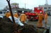 土嚢を積んで市内の冠水箇所に向かう消防 (1)