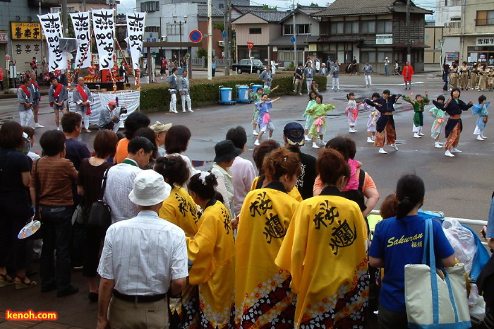 飛燕夏まつり／燕駅前でのオープニング踊り