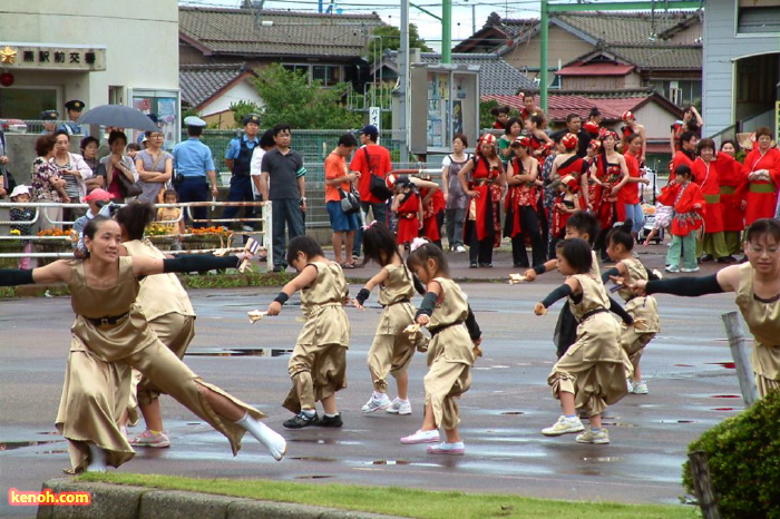 飛燕夏まつり／燕駅前でのオープニング踊り