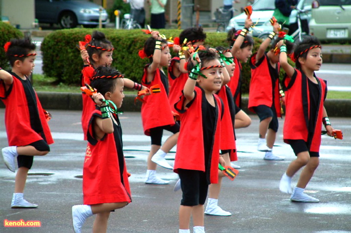 飛燕夏まつり／燕駅前でのオープニング踊り