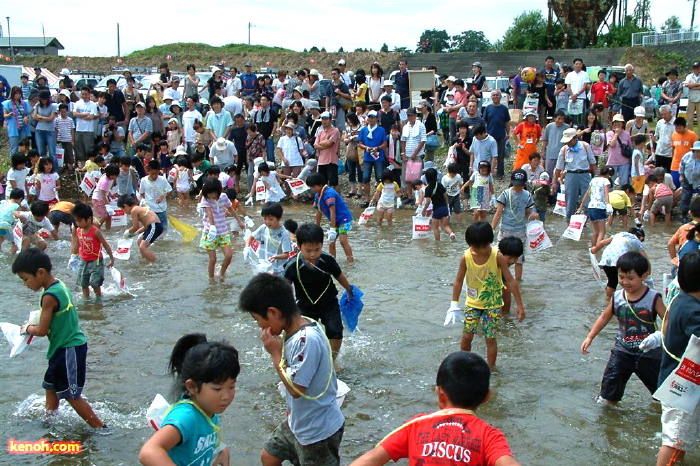 しただふるさと祭り／ニジマスのつかみ取り