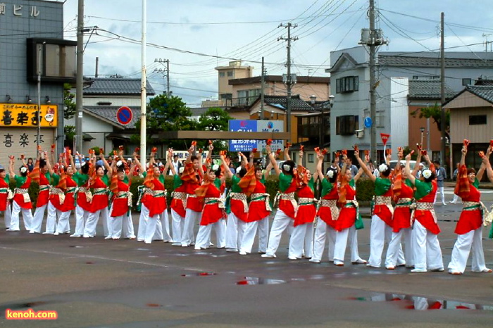 飛燕夏まつり／燕駅前でのオープニング踊り