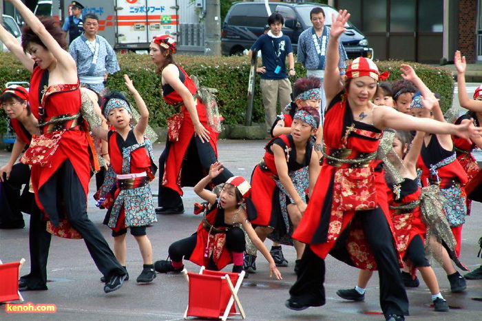 飛燕夏まつり／燕駅前でのオープニング踊り