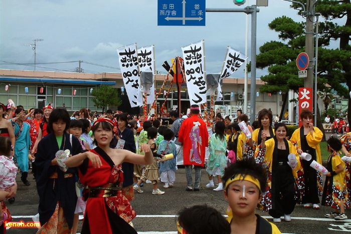 飛燕夏まつり／鳴子みこしとともに戸隠神社前に向かう