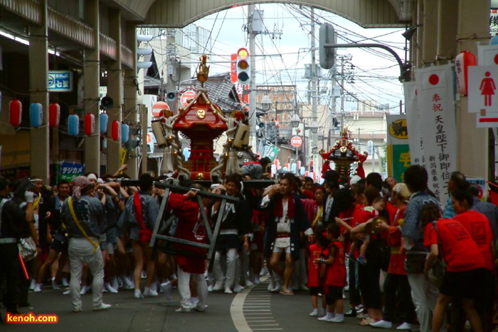 飛燕夏まつり／燕1000人みこし、金みこしを先頭に発進