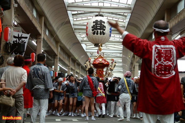 飛燕夏まつり／燕1000人みこし、金みこしを先頭に発進