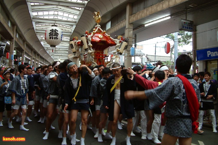 飛燕夏まつり／燕1000人みこし、金みこしを先頭に発進