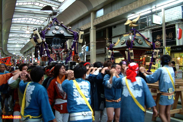 飛燕夏まつり／燕1000人みこし、銀と鎚起