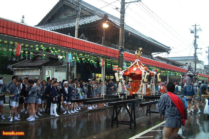 飛燕夏まつり／燕1000人みこし、アーケードを出ると間もなくの強い雨