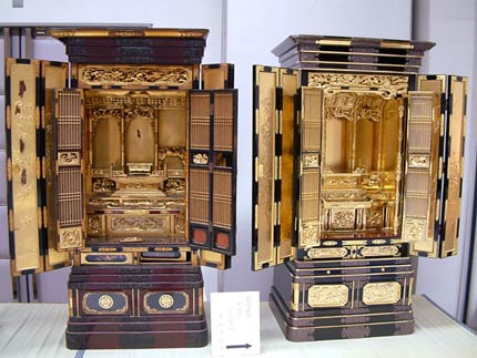 金箔(きんぱく)をふんだんにあしらった荘厳な三条仏壇