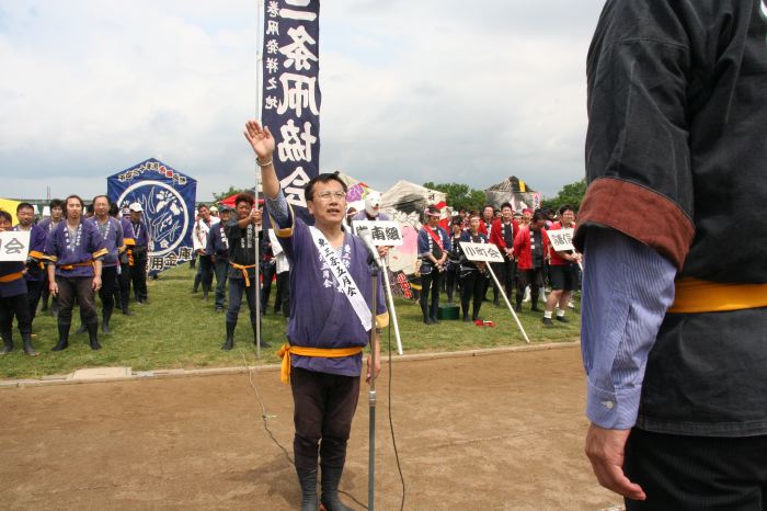 三条凧合戦開会式で選手宣誓を行う昨年優勝東三条五月会の丸山さん