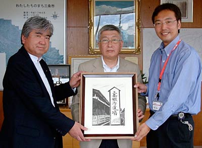 湯淺さんが制作した三条鍛冶道場の木版画を手に左から山村社長、相場社長、国定市長