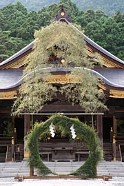 厳かで素朴な拝殿と茅の輪の組み合わせ