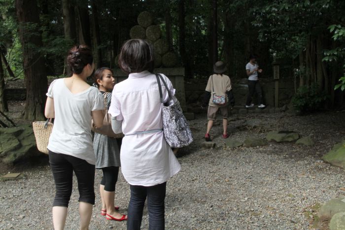 2日目の里神楽、パワースポットとして人気の火の玉石