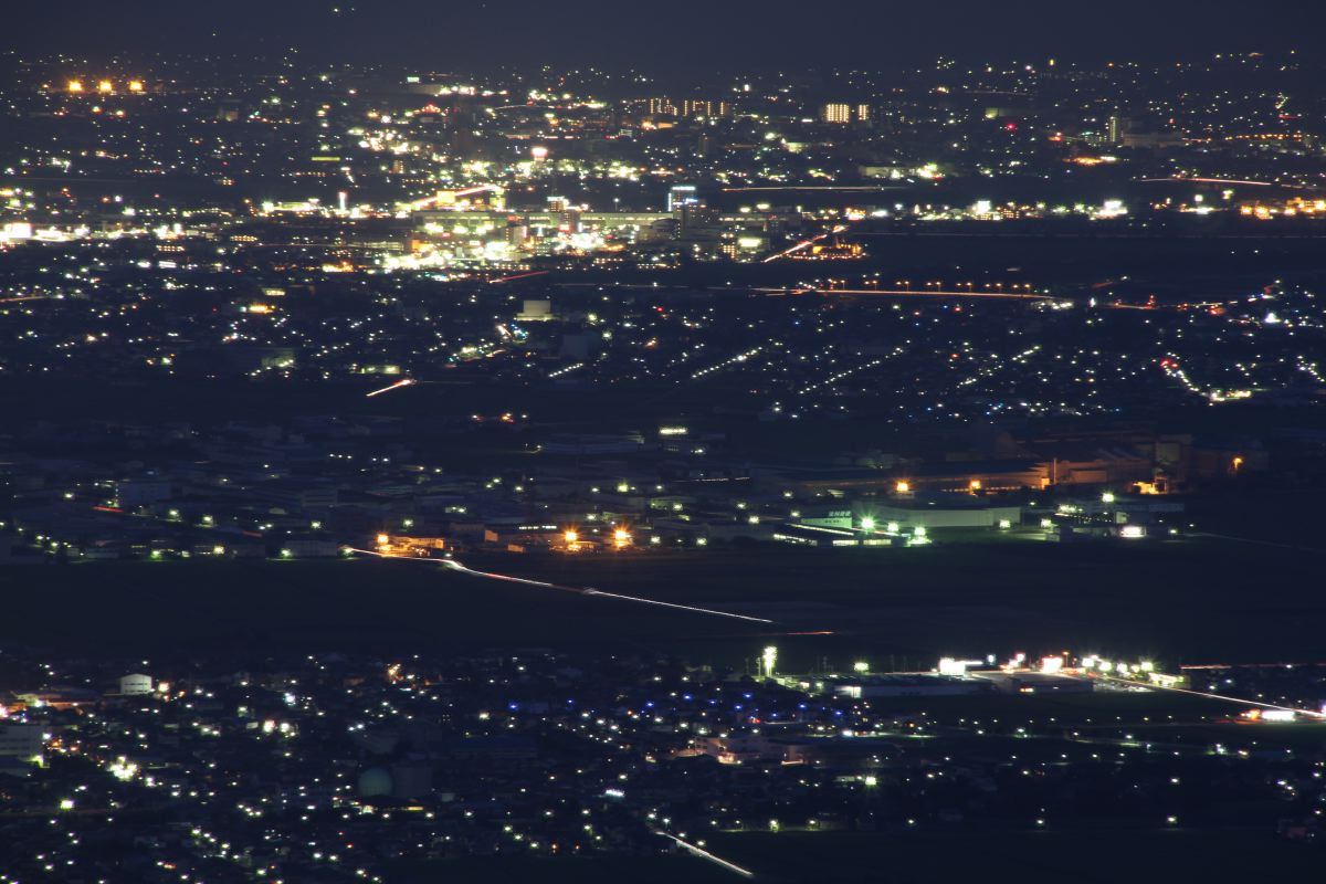 燕三条方面の夜景、上から4分の1あたりに燕三条駅