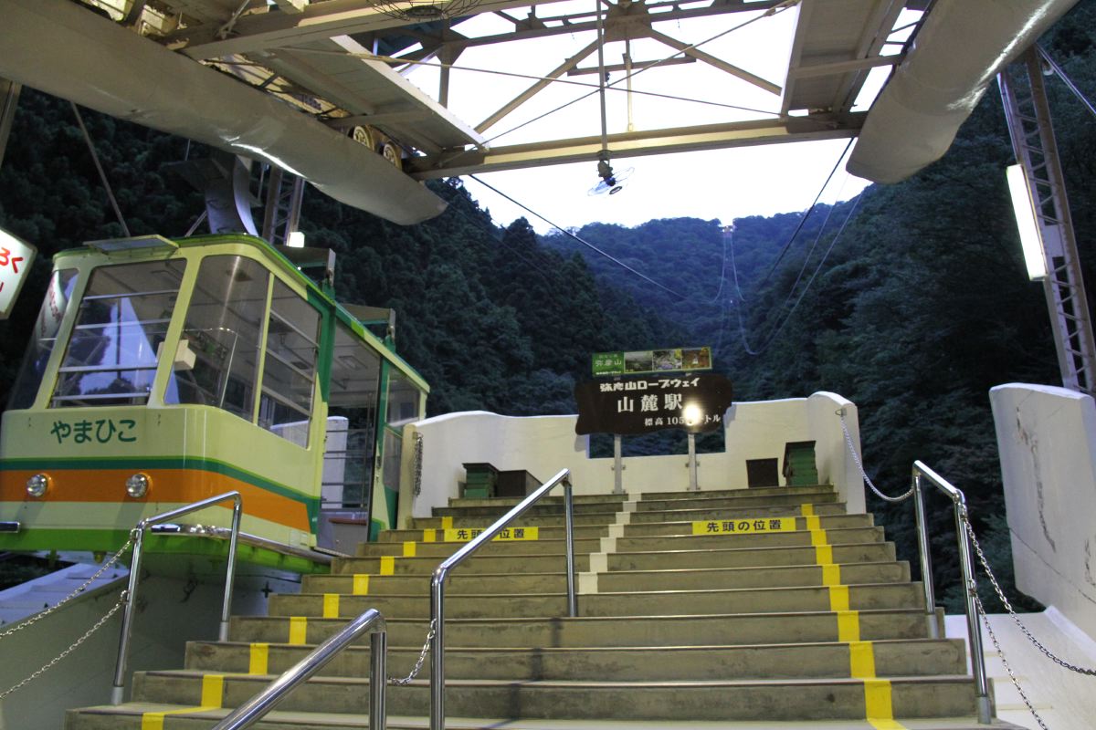 弥彦山ロープウェイのさんろく駅で出発を待つゴンドラ