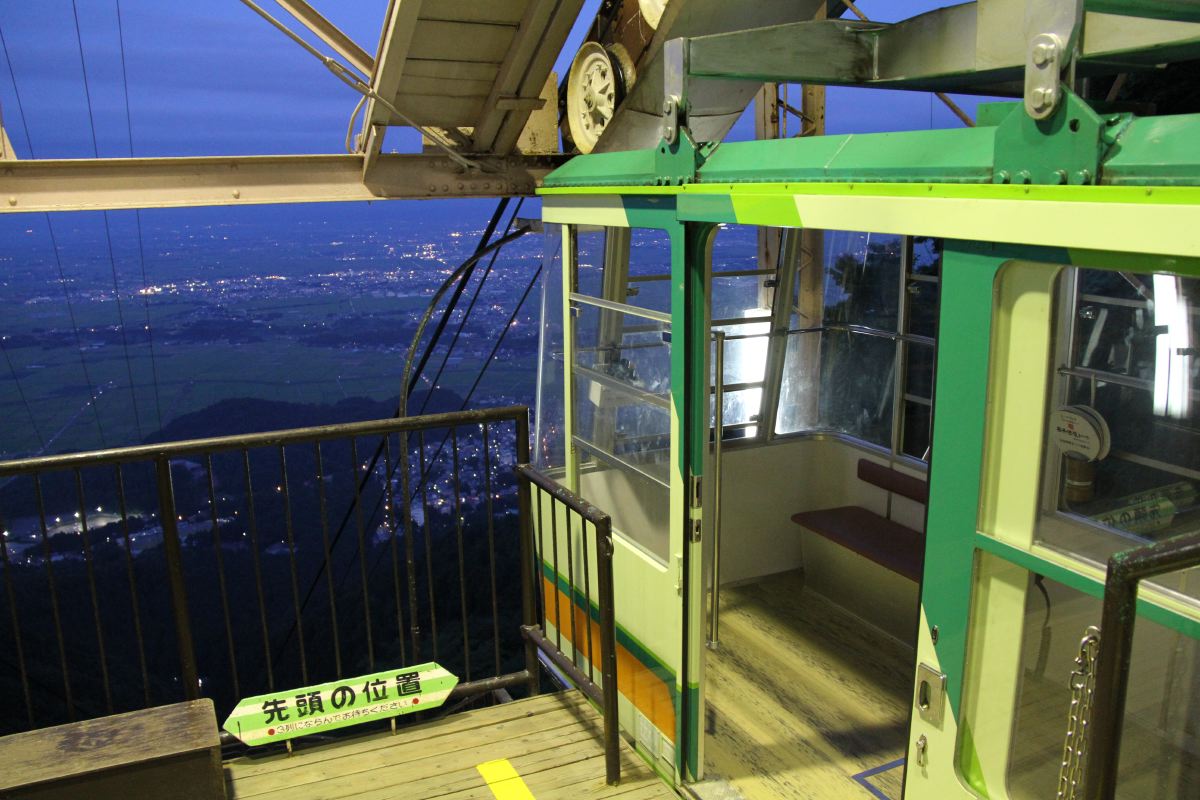 山頂駅から夜景を見下ろす