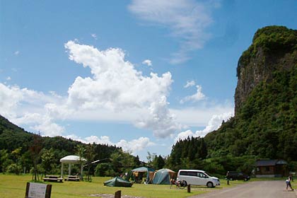 空の青と雲の白のコントラストがまぶしい9日の八木ヶ鼻オートキャンプ場