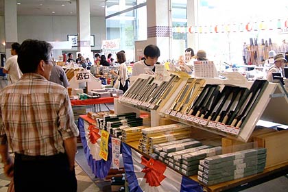 16日まで開かれている燕三条地場産業振興センターの「じばさんお盆フェアー」
