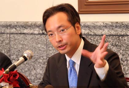 記者会見する国定氏