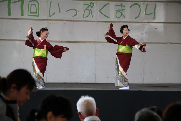 萌会の皆さんによる踊り