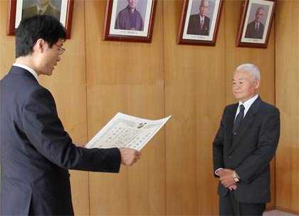 玉川宣夫さんに燕市名誉市民称号記を授与する鈴木燕市長