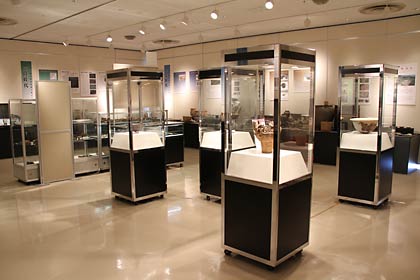 11月7日まで燕市文化会館で開かれている初めての燕三条遺跡展「調理具と器から歴史をたどる」燕会場展