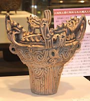 5,000年前の縄文時代中期、長野遺跡(三条市長野)から出土した縄文土器の火焔型土器を復元して初めての公開
