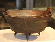 600年前の室町時代、藤ノ木遺跡(三条市井栗)の鉄鍋