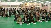選挙戦を戦い抜いた山井氏に拍手を送る支持者
