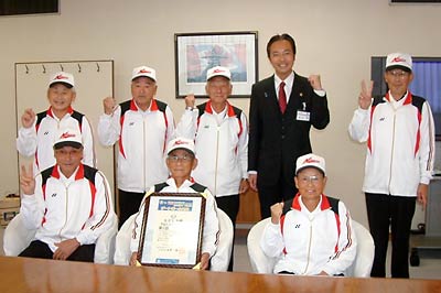 全国スポレク祭で1位になった三条市下田地区のゲートボールチーム「花渕」が三条市長を表敬、記念撮影